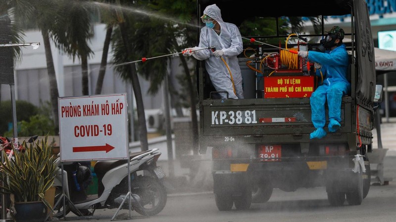Xử lý khử khuẩn khu vực phát hiện bệnh nhân COVID-19 - Ảnh Hữu Khoa
