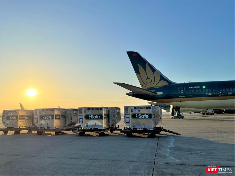 Chuyến bay mang 800.000 liều vaccine đã hạ cánh an toàn đến TP.HCM - Ảnh: VNA Chuyến bay mang 800.000 liều vaccine đã hạ cánh an toàn đến TP.HCM - Ảnh: VNA