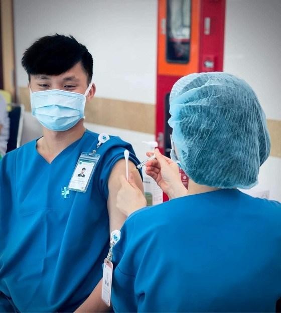 Nhân viên y tế Bệnh viện Đại học Y dược TP.HCM tiêm vaccine COVID-19 mũi 2 - Ảnh BVCC