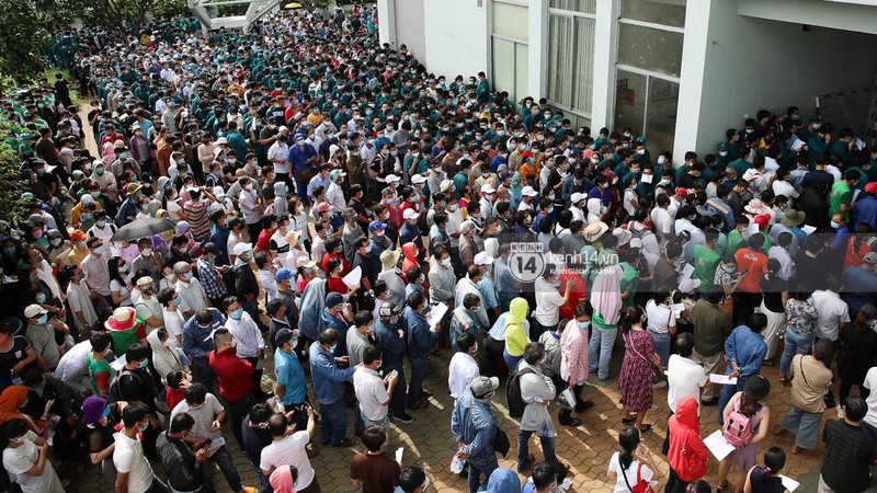 Khung cảnh trước Nhà thi đấu Phú Thọ khiến dấy lên lo ngại về việc giãn cách xã hội trong những ngày dịch bệnh hoành hành - Ảnh: Kênh 14 Khung cảnh trước Nhà thi đấu Phú Thọ khiến dấy lên lo ngại về việc giãn cách xã hội trong những ngày dịch bệnh hoành hành - Ảnh: Kênh 14