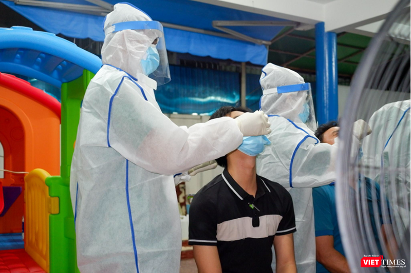 Lấy mẫu xét nghiệm cư dân liên quan chợ Sơn Kỳ - Ảnh: HCDC Lấy mẫu xét nghiệm cư dân liên quan chợ Sơn Kỳ - Ảnh: HCDC