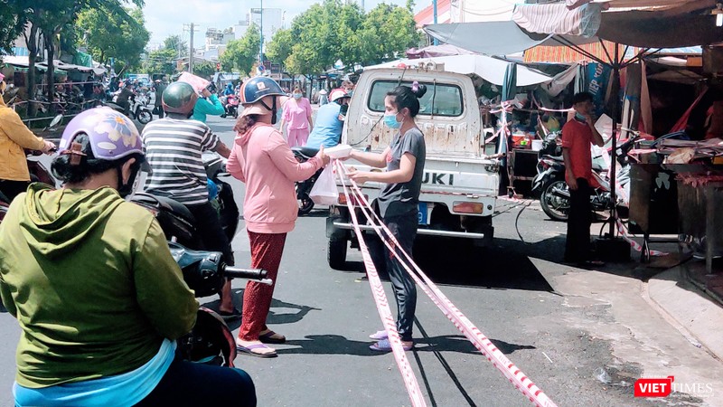Chợ quận 4 đã bị phong toả để phòng dịch, thực hiện Chỉ thị 10, tránh tụ tập đông người Chợ quận 4 đã bị phong toả để phòng dịch, thực hiện Chỉ thị 10, tránh tụ tập đông người