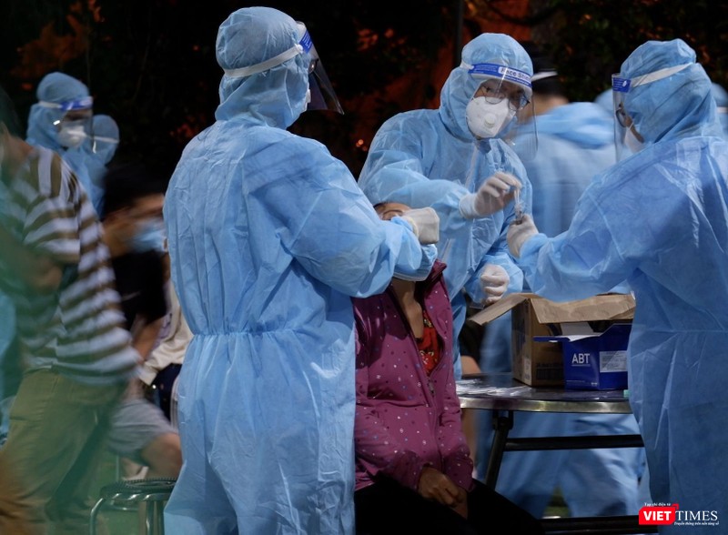 Lấy mẫu thử toàn quận BÌnh Tân - Ảnh: HCDC Lấy mẫu thử toàn quận BÌnh Tân - Ảnh: HCDC