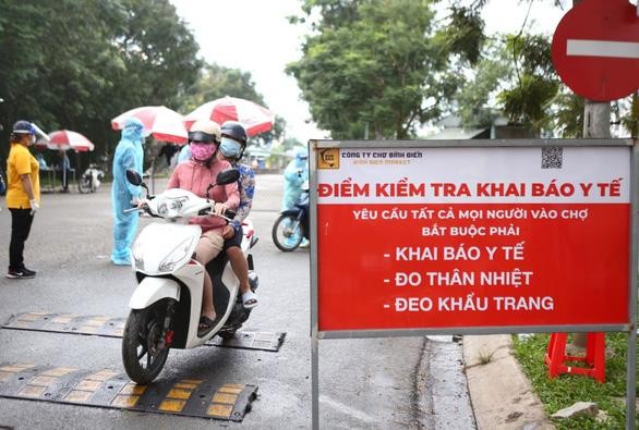 Điểm kiểm tra khai báo y tế chợ Bình Quới - Ảnh: Nhật Thịnh