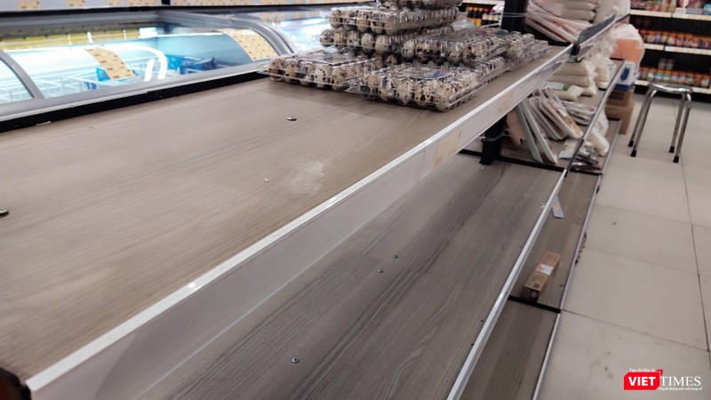 Quầy trứng gà của một siêu thị không còn quả trứng nào - Ảnh Hoà Bình chụp trưa ngày 7/7