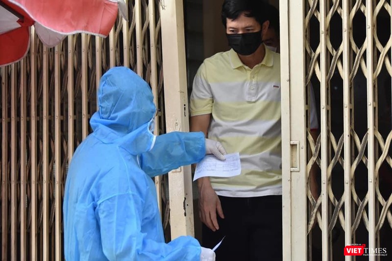 Cán bộ địa phương đến từng nhà hỏi, kiểm tra thông tin người được lấy mẫu để sắp xếp lịch, điều phối cho phù hợp, thông báo, hạn chế tối đa xếp hàng, chờ đợi Cán bộ địa phương đến từng nhà hỏi, kiểm tra thông tin người được lấy mẫu để sắp xếp lịch, điều phối cho phù hợp, thông báo, hạn chế tối đa xếp hàng, chờ đợi