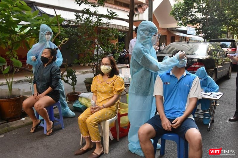 Hơn 300 cán bộ Trường Đại học Kỹ thuật Y tế Hải Dương đã vào TP.HCM và hiện tại vẫn đang tiếp tục hỗ trợ thực hiện lấy mẫu xét nghiệm