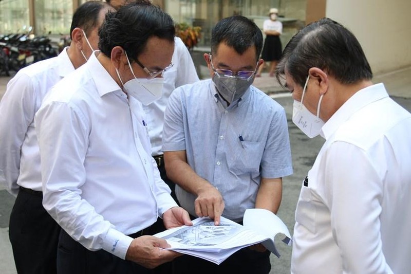 Bí thư Thành ủy Nguyễn Văn Nên (bên trái) và Chủ tịch UBND TP Nguyễn Thành Phong bên phải) kiểm tra Khu cách ly F1 tại Khu tái định cư 38,4 ha, Chung cư R1, R2, R3 (phường An Khánh, TP Thủ Đức) ngày 11/7/2021. Ảnh: Long Hồ. Bí thư Thành ủy Nguyễn Văn Nên (bên trái) và Chủ tịch UBND TP Nguyễn Thành Phong bên phải) kiểm tra Khu cách ly F1 tại Khu tái định cư 38,4 ha, Chung cư R1, R2, R3 (phường An Khánh, TP Thủ Đức) ngày 11/7/2021. Ảnh: Long Hồ.