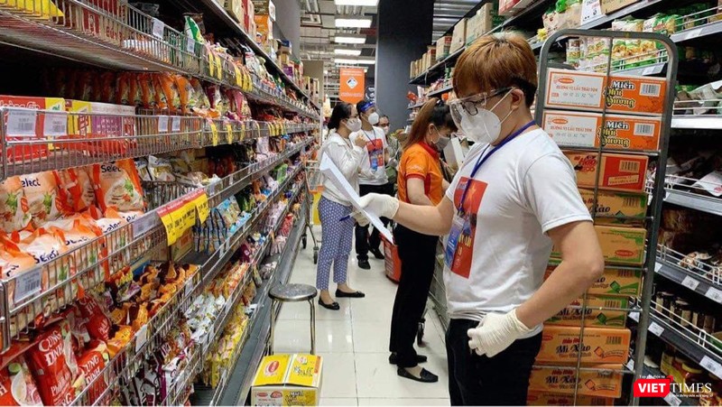 Quầy đồ khô nguồn cung dồi dào tại một siêu thị Co.opmart - Ảnh Hoà Bình