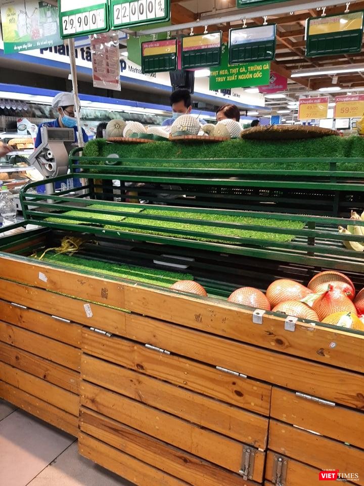 Quầy rau xanh không còn lại bất cứ rau gì Quầy rau xanh không còn lại bất cứ rau gì