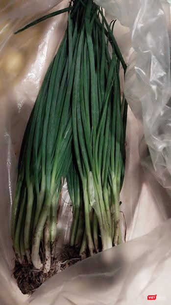 Một bó hành lá có giá 50.000 đồng được mua nguồn từ bên ngoài , tuyệt nhiên không có trong siêu thị (Ảnh: Hoà Bình) Một bó hành lá có giá 50.000 đồng được mua nguồn từ bên ngoài , tuyệt nhiên không có trong siêu thị (Ảnh: Hoà Bình)