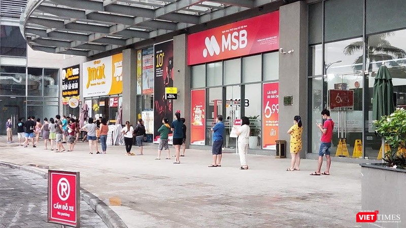 Hàng trăm người dân xếp hàng cả tiếng trước cửa một siêu thị tại quận 4. Siêu thị này cung cấp thực phẩm cho khoảng 2.000 căn hộ - Ảnh: Hoà Bình Hàng trăm người dân xếp hàng cả tiếng trước cửa một siêu thị tại quận 4. Siêu thị này cung cấp thực phẩm cho khoảng 2.000 căn hộ - Ảnh: Hoà Bình