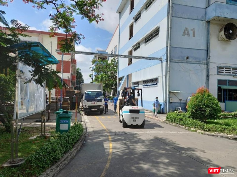 Kiểm tra đảm bảo sản xuất an toàn ở vùng dịch - Ảnh: BYT