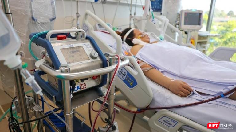 Điều trị bệnh nhân nặng tại Bệnh viện Hồi sức COVID-19. Ảnh: Hải An 