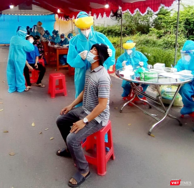 Tăng cường huy động người dân đến các điểm xét nghiệm sàng lọc COVID-19. Ảnh: BYT Tăng cường huy động người dân đến các điểm xét nghiệm sàng lọc COVID-19. Ảnh: BYT