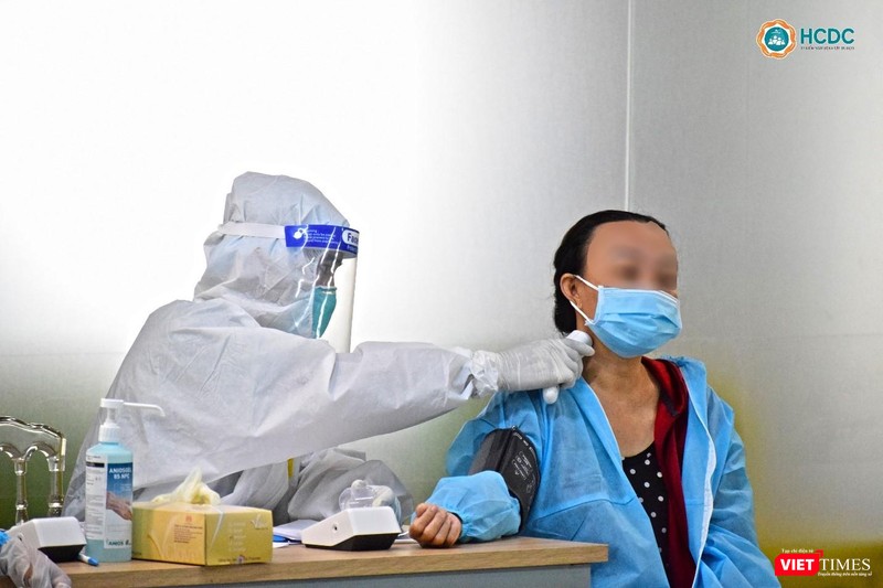 Các bác sĩ chiến đấu hết sức để giành giật sự sống cho người bệnh trong quá trình điều trị bệnh nhân COVID-19. Ảnh: HCDC