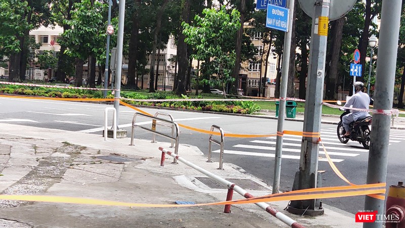 Đường phố vắng người qua lại trong những ngày giãn cách theo Chỉ thị 16 - Ảnh: Hoà Bình