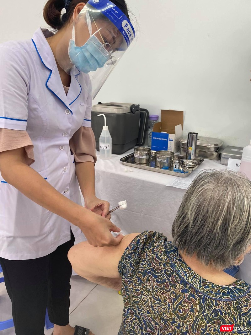 Trong đợt tiêm chủng COVID-19 đang tiến hành, người cao tuổi là đối tượng ưu tiên được lập danh sách, mời đi chích ngừa