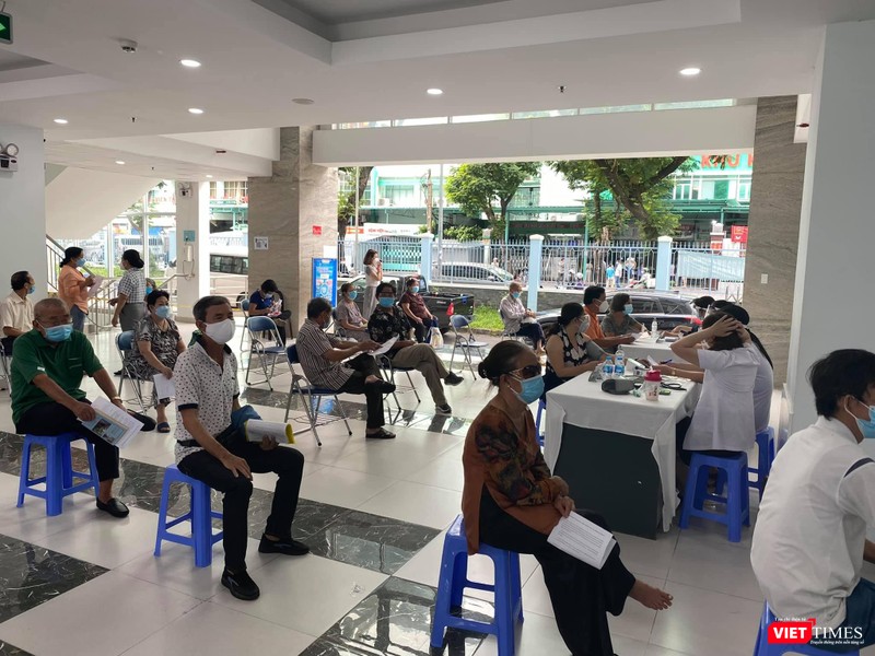 Người cao tuổi ở quận 3, TP.HCM đi chích ngừa COVID-19 sáng nay 23/7 - Ảnh: BYT