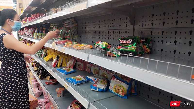 Chỉ còn một số mặt hàng vẫn đang tạm hết, nhưng cơ bản các thực phẩm thiết yếu đều có đủ nguồn cung tới người dân - Ảnh: Hoà Bình