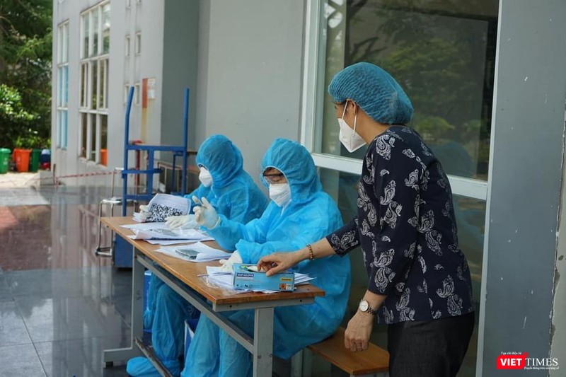 Bác sĩ Nguyễn Hồng Hạnh cùng nhân viên y tế kiểm tra danh sách bệnh nhân tại Khu cách ly tập trung