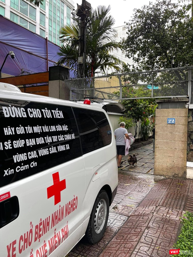 Xe cấp cứu của ông Đoàn Ngọc Hải đến số nhà 22 Trương Định - Ảnh: FBNV