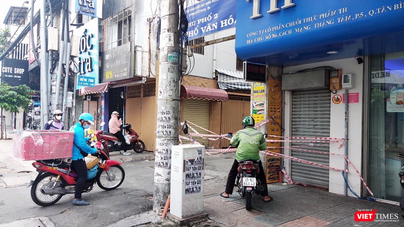 Shipper vận chuyển hàng thiết yếu tới khu phong toả, cách ly tại quận 10 (TP.HCM) - Ảnh: Hoà Bình