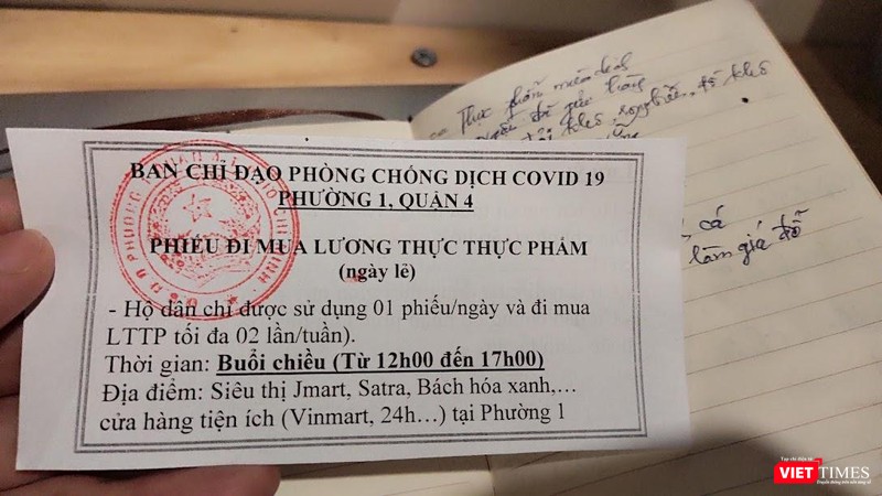 Phiếu mua hàng thiết yếu lương thực, thực phẩm, phường 1, quận 4. Ảnh: Hoà Bình Phiếu mua hàng thiết yếu lương thực, thực phẩm, phường 1, quận 4. Ảnh: Hoà Bình