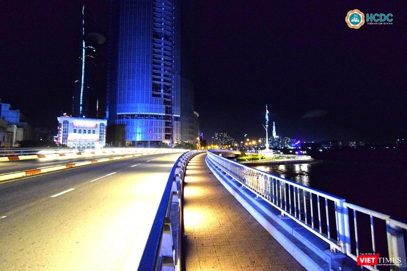 Cầu Khánh Hội 19h30 không còn một bóng người xe - Ảnh: HCDC Cầu Khánh Hội 19h30 không còn một bóng người xe - Ảnh: HCDC