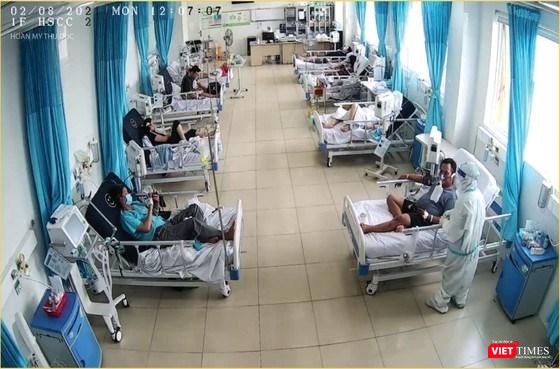 Bệnh nhân mắc Covid-19 vừa được chuyển tới điều trị tại Bệnh viện Đa khoa Hoàn Mỹ Thủ Đức, nay là Bệnh viện điều trị Covid-19. Ảnh: BVCC