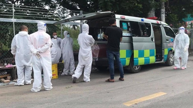 Xe cấp cứu đậu trước trung tâm hoả táng Bình Hưng Hoà - Ảnh: Lê Phan