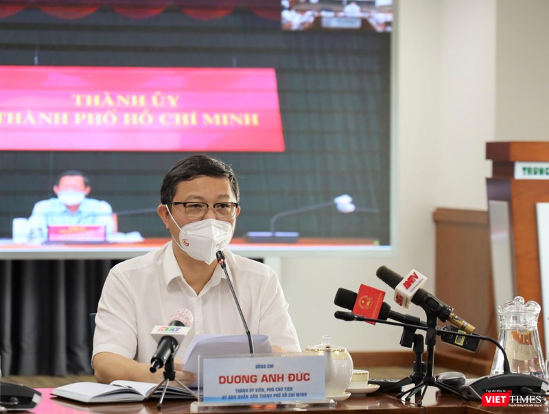 Phó Chủ tịch UBND TP.HCM Dương Anh Đức trao đổi thông tin về tình hình dịch bệnh. Ảnh: TTBC Phó Chủ tịch UBND TP.HCM Dương Anh Đức trao đổi thông tin về tình hình dịch bệnh. Ảnh: TTBC