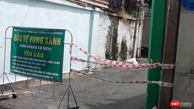 Bảo vệ vùng xanh (vùng chưa có dịch) ở quận 3 – TP.HCM. Ảnh Hoà Bình