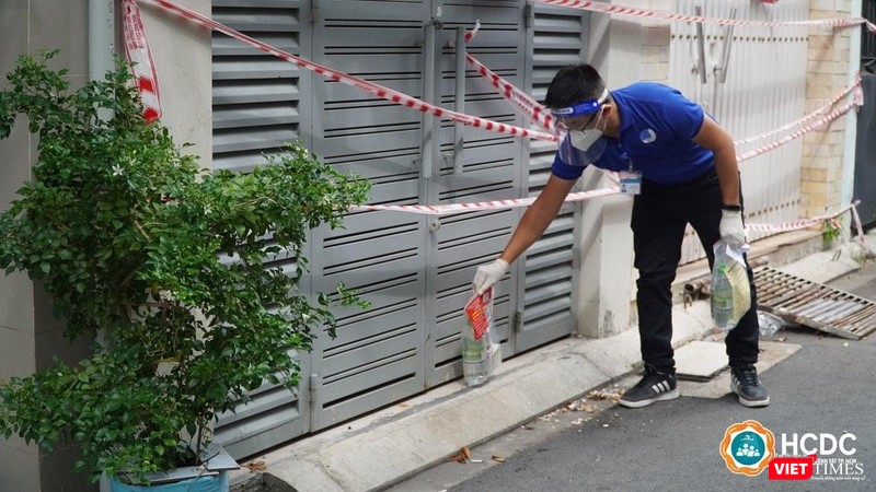 Trao tặng thuốc với nguyên tắc không tiếp xúc. Ảnh: HCDC