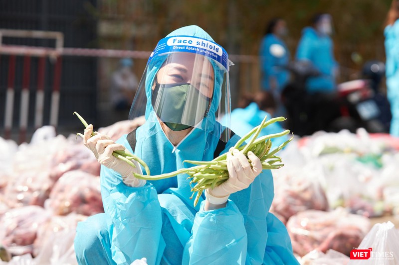 Hoa hậu Khánh Vân với niềm vui mang thực phẩm tới cho bà con nghèo Hoa hậu Khánh Vân với niềm vui mang thực phẩm tới cho bà con nghèo