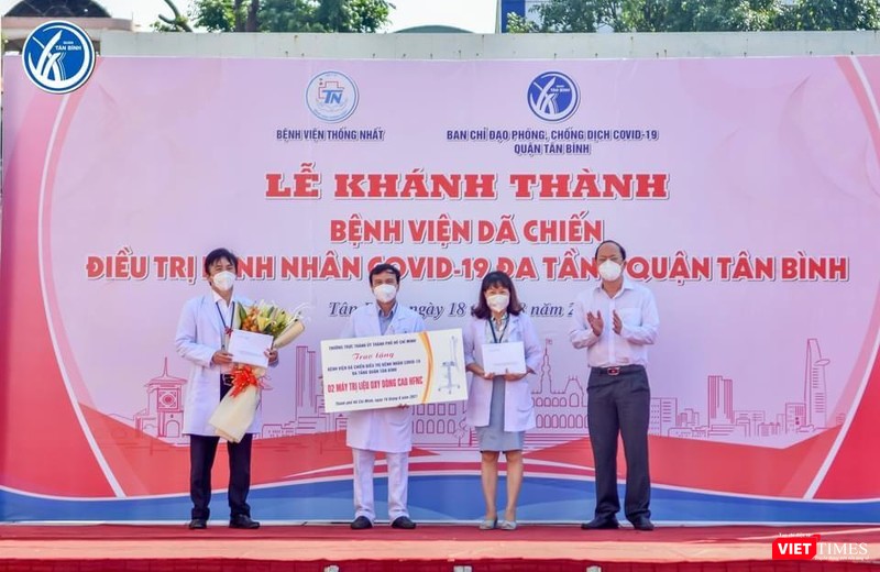 Lãnh đạo Thành ủy TP.HCM trao tặng máy thở cho Bệnh viện Dã chiến đa tầng Tân Bình
