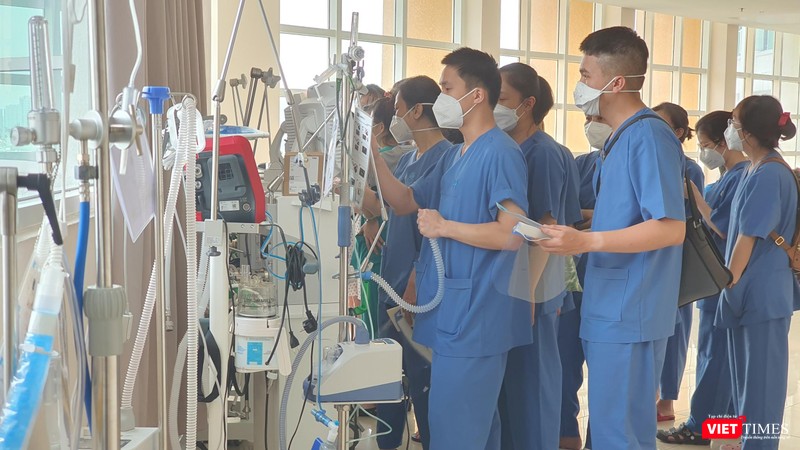 Hỗ trợ kết nối giữa bệnh nhân và người nhà tại Khu Điều trị COVID-19 ở Bệnh viện Đại học Y Dược TP.HCM Hỗ trợ kết nối giữa bệnh nhân và người nhà tại Khu Điều trị COVID-19 ở Bệnh viện Đại học Y Dược TP.HCM