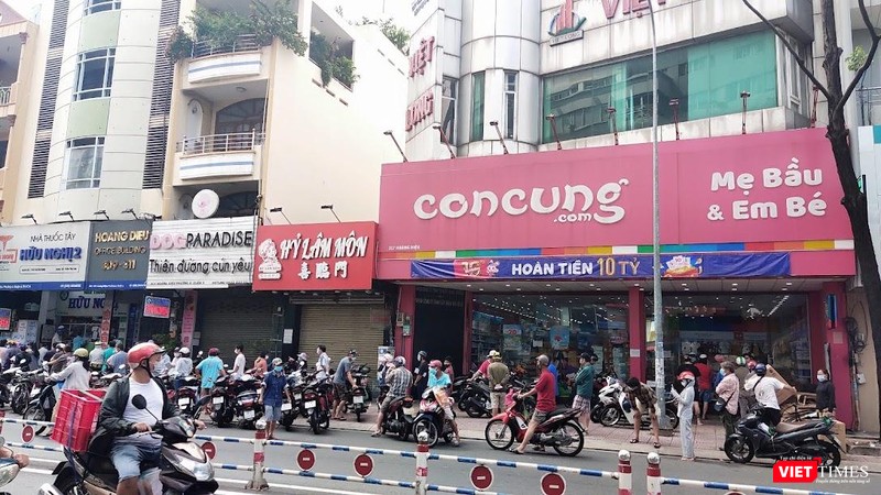 Người dân TP.HCM xếp hàng dài trên hè phố đợi vào siêu thị mua thực phẩm thiết yếu. Ảnh: Hoà Bình