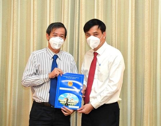 Phó Chủ tịch UBND TP.HCM Lê Hòa Bình trao quyết định bổ nhiệm Phó Giám đốc Sở Y tế cho TS-BS Nguyễn Văn Vĩnh Châu. Ảnh: Việt Dũng Phó Chủ tịch UBND TP.HCM Lê Hòa Bình trao quyết định bổ nhiệm Phó Giám đốc Sở Y tế cho TS-BS Nguyễn Văn Vĩnh Châu. Ảnh: Việt Dũng