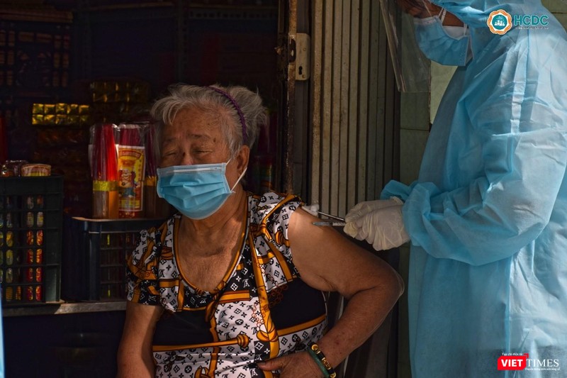 Tiêm vaccine COVID-19 cho người già yếu đi lại khó khăn ở TP.HCM. Ảnh: HCDC Tiêm vaccine COVID-19 cho người già yếu đi lại khó khăn ở TP.HCM. Ảnh: HCDC