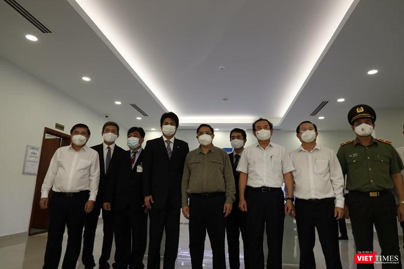 Thủ tướng Phạm Minh Chính cùng lãnh đạo TP.HCM và các bộ ngành đi thị sát chống dịch. Ảnh: Huyền Mai