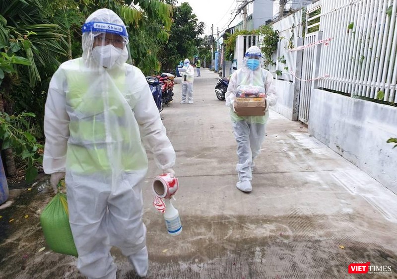 Mang nhu yếu phẩm đến cho người dân và các F0 cư trú trong khu phong toả ở TP.HCM