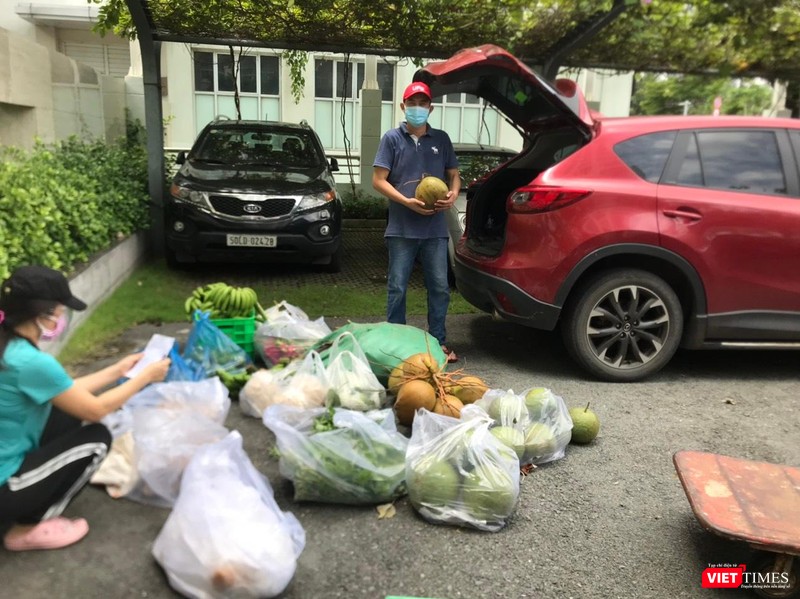 Một số chủ doanh nghiệp, chủ nhà hàng phải đóng cửa chung tay giải cứu nông sản cho bà con. Ảnh: HB Một số chủ doanh nghiệp, chủ nhà hàng phải đóng cửa chung tay giải cứu nông sản cho bà con. Ảnh: HB