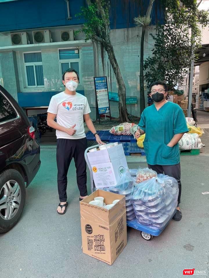 Nỗ lực mang vật dụng, thiết bị y tế và hàng ngàn phần cơm hỗ trợ tuyến đầu