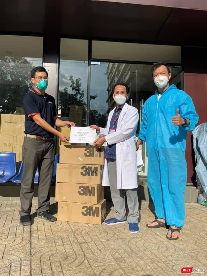 Anh Tài trở lại nhiều bệnh viện, khu cách ly để hỗ trợ lực lượng tuyến đầu chống dịch với tinh thần tri ân. Ảnh: NVCC