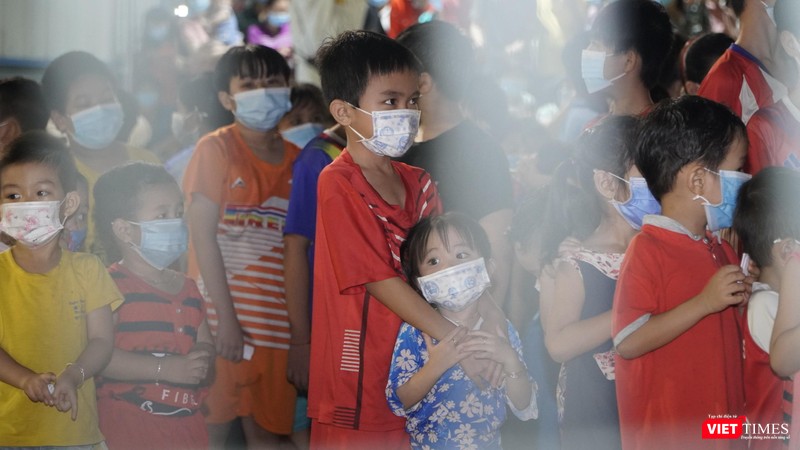 Những gương mặt bé thơ đang phải điều trị COVID-19, xa gia đình