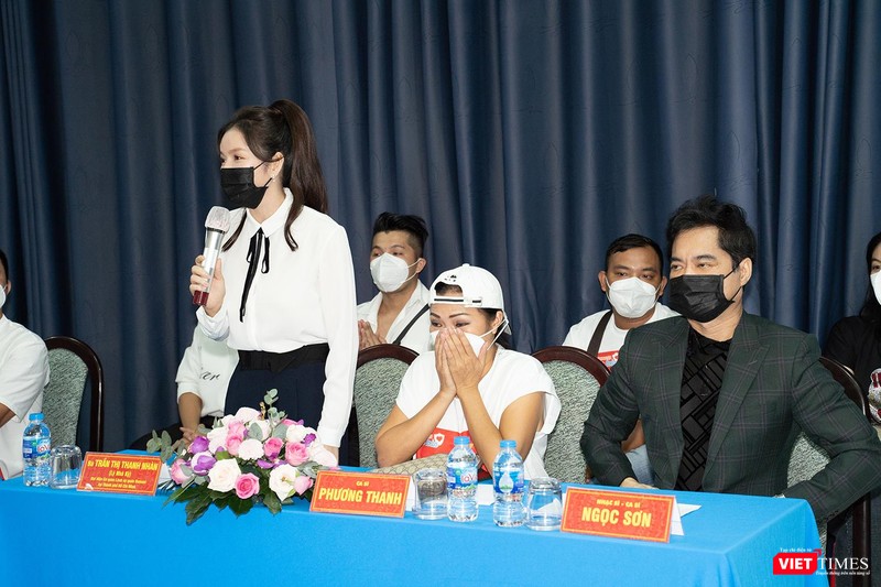 Phương Thanh không nén nổi xúc động tại buổi lễ