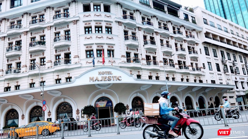 Du lịch, khách sạn chưa hoạt động trở lại, ngoài đường chủ yếu là shipper - Ảnh: Hoà Bình