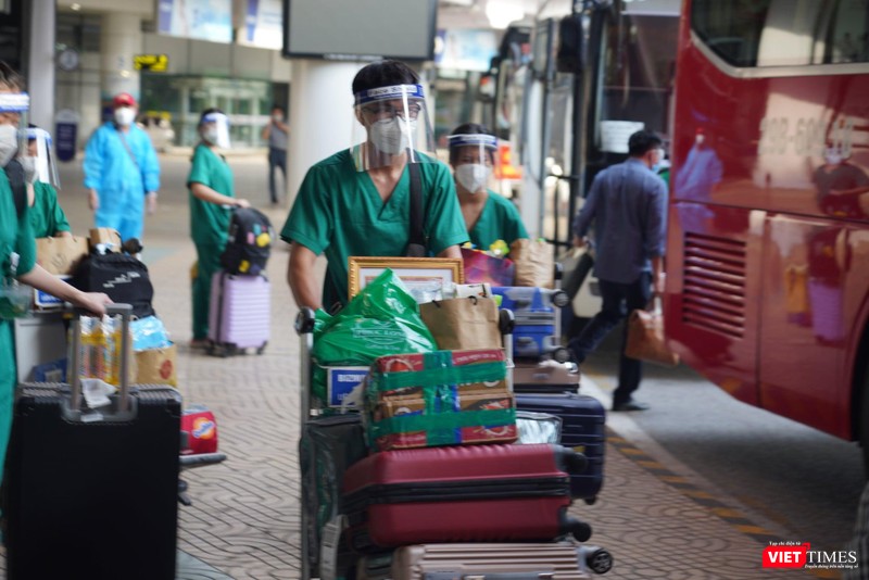 Đoàn công tác số 1 BV Bạch Mai (gần 200 y bác sĩ, điều dưỡng và 200 các em sinh viên, thầy cô trường Cao đẳng y tế Bạch Mai) tham gia chống dịch COVID-19 tại TP.HCM đã an toàn trở về Hà Nội