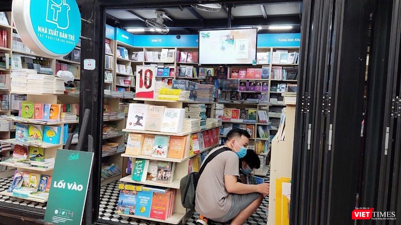 Bạn trẻ hào hứng đi chọn sách sau những ngày giãn cách